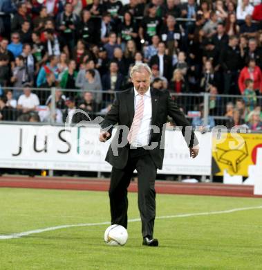 Fussball. Erste Liga.  WAC/St. Andrae gegen LASK Linz. Landeshauptmann Gerhard Doerfler beim Ankick. Wolfsberg, 18.5.2012. 
Foto: Kuess

---
pressefotos, pressefotografie, kuess, qs, qspictures, sport, bild, bilder, bilddatenbank