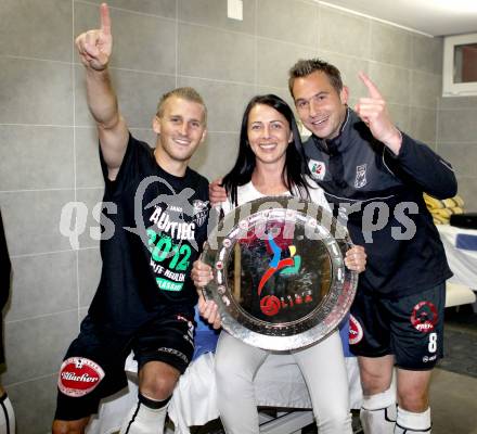 Fussball. Erste Liga.  WAC/St. Andrae gegen LASK Linz. Meisterfeier.  Manuel Kerhe, Masseurin Amela Baltic, Gernot Messner. Wolfsberg, 18.5.2012. 
Foto: Kuess

---
pressefotos, pressefotografie, kuess, qs, qspictures, sport, bild, bilder, bilddatenbank