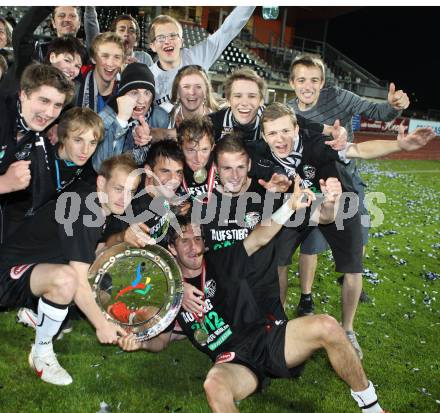 Fussball. Erste Liga.  WAC/St. Andrae gegen LASK Linz. Meisterfeier.  Danijel Micic, Mihret Topcagic, Mario Kroepfl, Michael Sollbauer, Sandro Zakany, Fans. Wolfsberg, 18.5.2012. 
Foto: Kuess

---
pressefotos, pressefotografie, kuess, qs, qspictures, sport, bild, bilder, bilddatenbank
