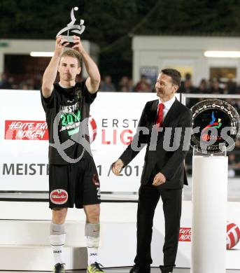 Fussball. Erste Liga.  WAC/St. Andrae gegen LASK Linz. Meisterfeier. Michael Sollbauer. Wolfsberg, 18.5.2012. 
Foto: Kuess

---
pressefotos, pressefotografie, kuess, qs, qspictures, sport, bild, bilder, bilddatenbank