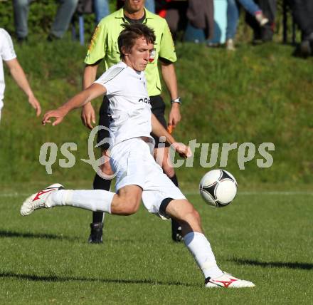 Fussball. Kaerntner Liga. Atus Ferlach gegen ATSV Wolfsberg. Petar Maric (Ferlach). Ferlach, 17.5.2012.
Foto. Kuess
---
pressefotos, pressefotografie, kuess, qs, qspictures, sport, bild, bilder, bilddatenbank