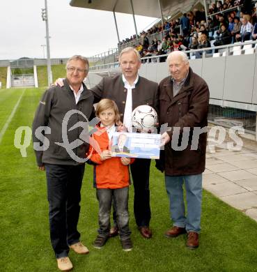Fussball Kaerntner Liga. St. Veit gegen Treibach. Landeshauptmann Gerhard Doerfler ueberreicht fuer den Fussballnachwuchs in St. Veit eine Geldspende. Nachwuchsleiter Gerhard Stary, Obmann Ernst Taumberger. St. Veit, am 16.5.2012.
Foto: Kuess
---
pressefotos, pressefotografie, kuess, qs, qspictures, sport, bild, bilder, bilddatenbank