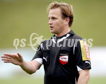 Fussball Kaerntner Liga. St. Veit gegen Treibach. Schiedsrichter Thorsten Obwurzer. St. Veit, am 16.5.2012.
Foto: Kuess
---
pressefotos, pressefotografie, kuess, qs, qspictures, sport, bild, bilder, bilddatenbank