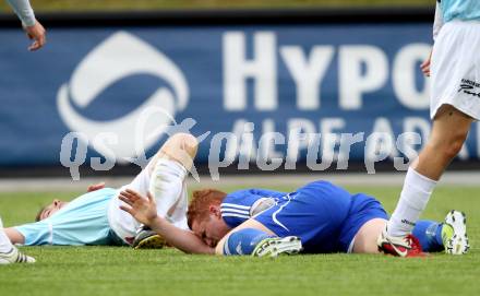 Fussball Kaerntner Liga. St. Veit gegen Treibach. Ernst Komarek, (St. Veit) Franz Pusar (Treibach) verletzt am Boden, dahinter Hypo Alpe Adria Bandenwerbung. St. Veit, am 16.5.2012.
Foto: Kuess
---
pressefotos, pressefotografie, kuess, qs, qspictures, sport, bild, bilder, bilddatenbank
