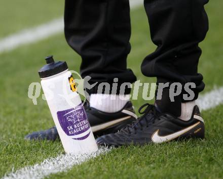 Fussball Regionalliga. SK Austria Klagenfurt gegen Gleinstaetten. Feature. Trinkflasche. SK Austria Klagenfurt. Fussballschuhe.  Klagenfurt, 15.5.2012
Foto: Kuess

---
pressefotos, pressefotografie, kuess, qs, qspictures, sport, bild, bilder, bilddatenbank