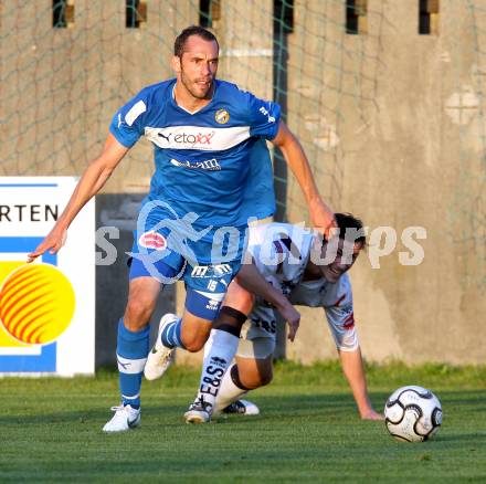 Fussball Regionalliga. SAK gegen VSV. Darjan Aleksic,  (SAK), Christian Prawda (VSV). Klagenfurt, am 25.5.2012.
Foto: Kuess
---
pressefotos, pressefotografie, kuess, qs, qspictures, sport, bild, bilder, bilddatenbank