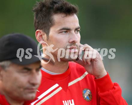 Fussball Regionalliga. SAK gegen VSV.  Tormanntrainer Heinz Weber erhaelt telefonische Anweisungen von Trainer Guenther Kronsteiner (VSV). Klagenfurt, am 25.5.2012.
Foto: Kuess
---
pressefotos, pressefotografie, kuess, qs, qspictures, sport, bild, bilder, bilddatenbank