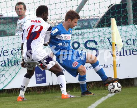 Fussball Regionalliga. SAK gegen VSV. Christian Makanda Mpaka (SAK), Daniel Pirker (VSV). Klagenfurt, am 25.5.2012.
Foto: Kuess
---
pressefotos, pressefotografie, kuess, qs, qspictures, sport, bild, bilder, bilddatenbank