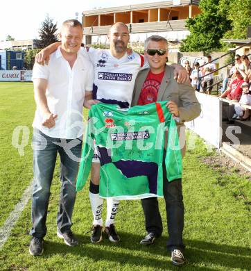 Fussball Regionalliga. SAK gegen VSV. Maximilian Oraze wird von Franz und Marko Wieser verabschiedet (SAK). Klagenfurt, am 25.5.2012.
Foto: Kuess
---
pressefotos, pressefotografie, kuess, qs, qspictures, sport, bild, bilder, bilddatenbank