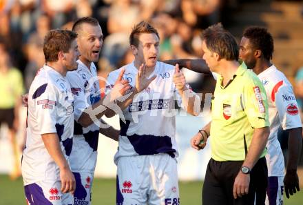 Fussball Regionalliga. SAK gegen VSV. Grega Triplat, Goran Jolic, Darijo Biscan protestieren bei Schiedsrichter Gerhard Meschnark (SAK). Klagenfurt, am 25.5.2012.
Foto: Kuess
---
pressefotos, pressefotografie, kuess, qs, qspictures, sport, bild, bilder, bilddatenbank