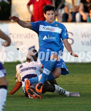 Fussball Regionalliga. SAK gegen VSV. Chrisian Makanda Mpaka, (SAK),  Andreas Dlopst  (VSV). Klagenfurt, am 25.5.2012.
Foto: Kuess
---
pressefotos, pressefotografie, kuess, qs, qspictures, sport, bild, bilder, bilddatenbank
