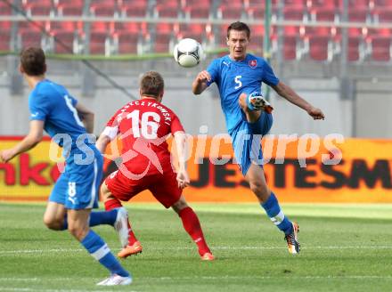Fussball Laenderspiel. Woerthersee Stadion. Testspiel. Slowakei gegen Polen. Marek Cech, (Slowakei), Jakub Blaszczykowski  (Polen). Klagenfurt, 26.5.2012
Foto: Kuess

---
pressefotos, pressefotografie, kuess, qs, qspictures, sport, bild, bilder, bilddatenbank