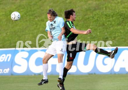 Fussball Kaerntner Liga. FC St. Veit gege Rapid Lienz. Guenther Scheucher, (St. Veit), Markus Sumerauer (Lienz). St. Veit, 26.5.2012.
Foto: Kuess
---
pressefotos, pressefotografie, kuess, qs, qspictures, sport, bild, bilder, bilddatenbank