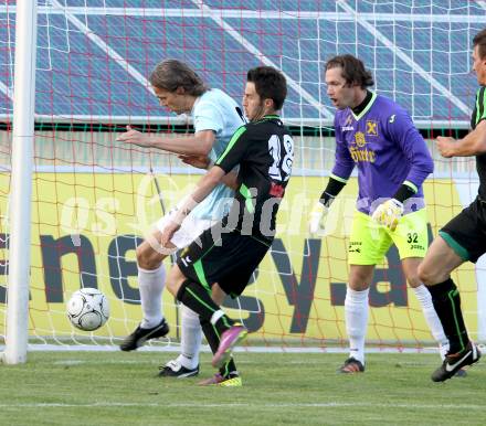 Fussball Kaerntner Liga. FC St. Veit gege Rapid Lienz. Guenther Scheucher, Manuel Pirmann, (St. Veit), Emri Rexhepi (Lienz). St. Veit, 26.5.2012.
Foto: Kuess
---
pressefotos, pressefotografie, kuess, qs, qspictures, sport, bild, bilder, bilddatenbank