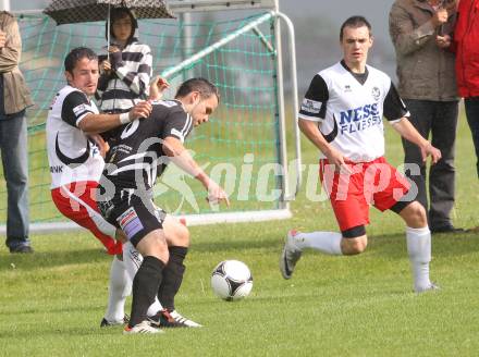 Fussball KFV Cup. SV Kraig gegen SV Spittal/Drau. Stefan Stampfer (Kraig), Juergen Pichorner (Spittal). Kraig, am 28.5.2012.
Foto: Kuess
---
pressefotos, pressefotografie, kuess, qs, qspictures, sport, bild, bilder, bilddatenbank
