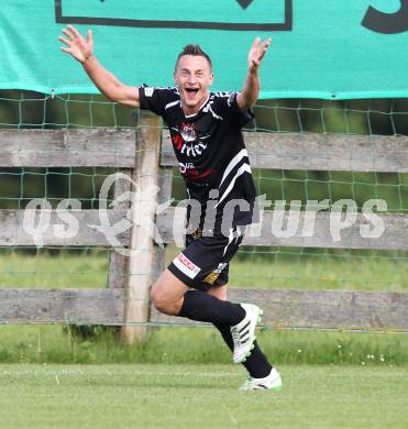 Fussball KFV Cup. SV Kraig gegen SV Spittal/Drau. Torjubel Werner Hofmeister (Kraig). Kraig, am 28.5.2012.
Foto: Kuess
---
pressefotos, pressefotografie, kuess, qs, qspictures, sport, bild, bilder, bilddatenbank