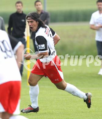 Fussball KFV Cup. SV Kraig gegen SV Spittal/Drau. Torjubel Carlos Chaile (Spittal). Kraig, am 28.5.2012.
Foto: Kuess
---
pressefotos, pressefotografie, kuess, qs, qspictures, sport, bild, bilder, bilddatenbank