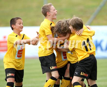 Fussball Schuelerliga. Spiel um Platz 1. FSSZ Spittal/Drau, BG BRG Villach-Perau. Jubel Spittal. St. Veit, am 31.5.2012.
Foto: Kuess
---
pressefotos, pressefotografie, kuess, qs, qspictures, sport, bild, bilder, bilddatenbank