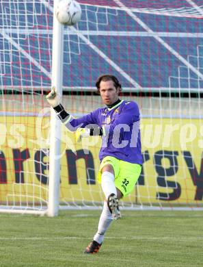 Fussball Kaerntner Liga. FC St. Veit gege Rapid Lienz. Manuel Pirmann (St. Veit). St. Veit, 26.5.2012.
Foto: Kuess
---
pressefotos, pressefotografie, kuess, qs, qspictures, sport, bild, bilder, bilddatenbank