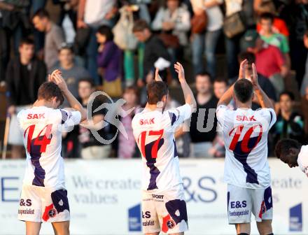 Fussball Regionalliga. SAK gegen VSV. Die SAK Spieler verabschieden sich von den Fans. Klagenfurt, am 25.5.2012.
Foto: Kuess
---
pressefotos, pressefotografie, kuess, qs, qspictures, sport, bild, bilder, bilddatenbank