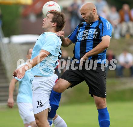Fussball Kaerntner Liga. Drautal gegen St. Veit/Glan. Peric Luka (Drautal), Komarek Ernst Kurt (St.Veit). Feistritz/Drau, 1.6.2012.
Foto: Kuess
---
pressefotos, pressefotografie, kuess, qs, qspictures, sport, bild, bilder, bilddatenbank