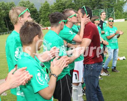 Fussball. 1. Klasse B. Feffernitz gegen Admira Villach. Jubel. Trainer Stefan Pusterhofer wird von einem Spieler gekuesst (Feffernitz). Feffernitz, 2.6.2012.
Foto: Kuess
---
pressefotos, pressefotografie, kuess, qs, qspictures, sport, bild, bilder, bilddatenbank