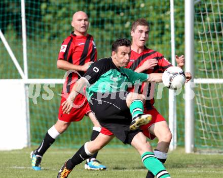 Fussball. 1. Klasse B. Feffernitz gegen Admira Villach. Miskovic Antun (Feffernitz), Egger Mario (Admira Villach). Feffernitz, 2.6.2012.
Foto: Kuess
---
pressefotos, pressefotografie, kuess, qs, qspictures, sport, bild, bilder, bilddatenbank