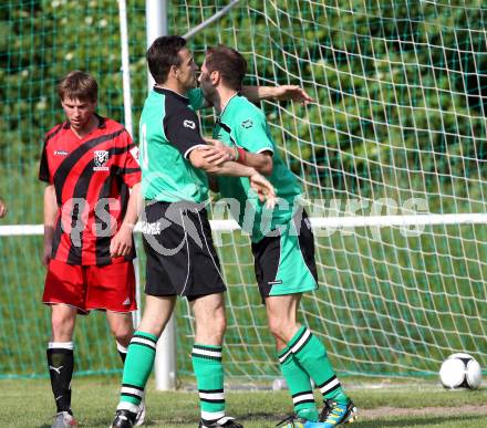 Fussball. 1. Klasse B. Feffernitz gegen Admira Villach. Torjubel Hohengasser Daniel, Miskovic Antun (Feffernitz). Feffernitz, 2.6.2012.
Foto: Kuess
---
pressefotos, pressefotografie, kuess, qs, qspictures, sport, bild, bilder, bilddatenbank