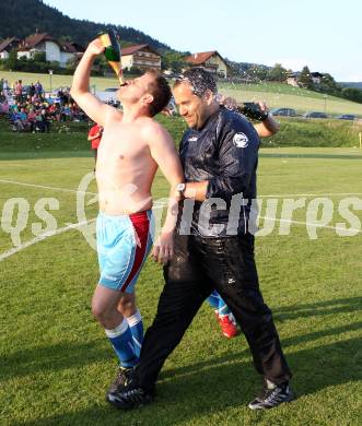Fussball. 2. Klasse B. Koestenberg gegen Drautal. Jubel Koestenberg, Trainer Leininger Manfred, Haas Alexander. Koestenberg, 3.6.2012. 
Foto: Kuess
---
pressefotos, pressefotografie, kuess, qs, qspictures, sport, bild, bilder, bilddatenbank