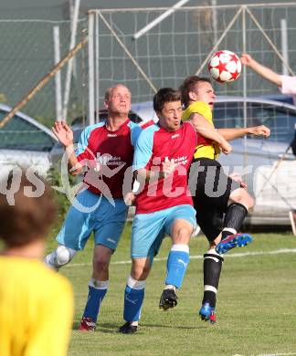 Fussball. 2. Klasse B. Koestenberg gegen Drautal. Leitner Mathias, Kupper Thomas (Koestenberg), Ressi Manuel Markus, (Drautal). Koestenberg, 3.6.2012. 
Foto: Kuess
---
pressefotos, pressefotografie, kuess, qs, qspictures, sport, bild, bilder, bilddatenbank