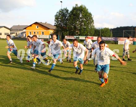Fussball. 2. Klasse B. Koestenberg gegen Drautal. Jubel Koestenberg. Koestenberg, 3.6.2012. 
Foto: Kuess
---
pressefotos, pressefotografie, kuess, qs, qspictures, sport, bild, bilder, bilddatenbank
