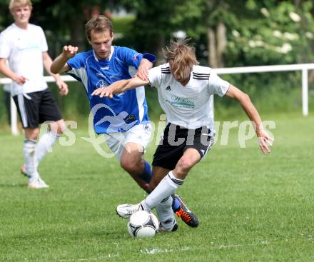 Fussball. Kaerntner Liga. Eberndorf gegen Maria Saal. Kummer Horst Ernst (Eberndorf), Walzl Bernhard (Maria Saal). Eberndorf, 3.6.2012.
Foto: Kuess
---
pressefotos, pressefotografie, kuess, qs, qspictures, sport, bild, bilder, bilddatenbank