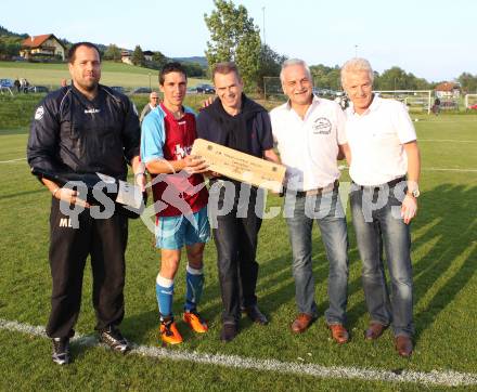Fussball. 2. Klasse B. Koestenberg gegen Drautal. Trainer Manfred Laininger, Patrick Wohlfahrt, Buergermeister Ferdinand Vouk, Harald Kosche Obmann, Vizebuergermeister Helmut Steiner. Koestenberg, 3.6.2012. 
Foto: Kuess
---
pressefotos, pressefotografie, kuess, qs, qspictures, sport, bild, bilder, bilddatenbank