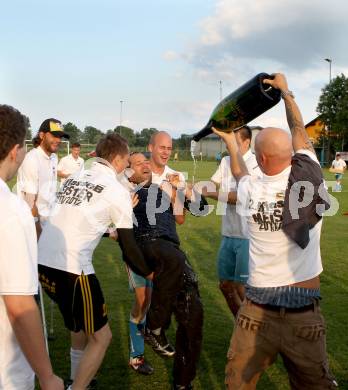 Fussball. 2. Klasse B. Koestenberg gegen Drautal. Jubel Koestenberg, Trainer Leininger Manfred. Koestenberg, 3.6.2012. 
Foto: Kuess
---
pressefotos, pressefotografie, kuess, qs, qspictures, sport, bild, bilder, bilddatenbank