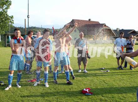 Fussball. 2. Klasse B. Koestenberg gegen Drautal. Jubel Koestenberg. Koestenberg, 3.6.2012. 
Foto: Kuess
---
pressefotos, pressefotografie, kuess, qs, qspictures, sport, bild, bilder, bilddatenbank