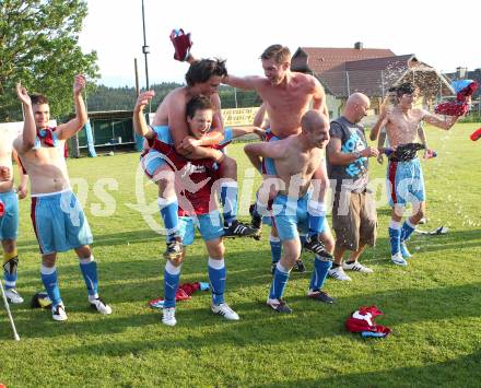 Fussball. 2. Klasse B. Koestenberg gegen Drautal. Jubel Koestenberg. Koestenberg, 3.6.2012. 
Foto: Kuess
---
pressefotos, pressefotografie, kuess, qs, qspictures, sport, bild, bilder, bilddatenbank
