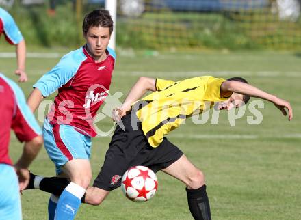 Fussball. 2. Klasse B. Koestenberg gegen Drautal. Leitner Mathias (Koestenberg), Kukic Semir (Drautal). Koestenberg, 3.6.2012. 
Foto: Kuess
---
pressefotos, pressefotografie, kuess, qs, qspictures, sport, bild, bilder, bilddatenbank
