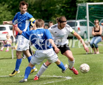 Fussball. Kaerntner Liga. Eberndorf gegen Maria Saal. Petek Marijan (K) (Eberndorf), Nuck Christian (Maria Saal). Eberndorf, 3.6.2012.
Foto: Kuess
---
pressefotos, pressefotografie, kuess, qs, qspictures, sport, bild, bilder, bilddatenbank