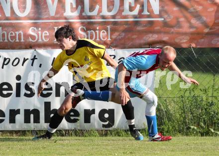 Fussball. 2. Klasse B. Koestenberg gegen Drautal. Kupper Thomas (Koestenberg), Gradnitzer Michael Johann (Drautal). Koestenberg, 3.6.2012. 
Foto: Kuess
---
pressefotos, pressefotografie, kuess, qs, qspictures, sport, bild, bilder, bilddatenbank