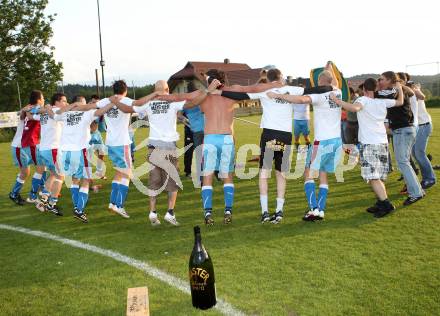 Fussball. 2. Klasse B. Koestenberg gegen Drautal. Jubel Koestenberg. Koestenberg, 3.6.2012. 
Foto: Kuess
---
pressefotos, pressefotografie, kuess, qs, qspictures, sport, bild, bilder, bilddatenbank