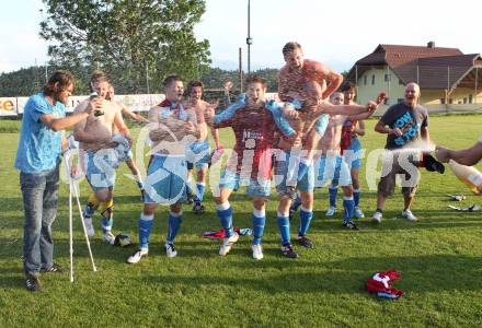 Fussball. 2. Klasse B. Koestenberg gegen Drautal. Jubel Koestenberg. Koestenberg, 3.6.2012. 
Foto: Kuess
---
pressefotos, pressefotografie, kuess, qs, qspictures, sport, bild, bilder, bilddatenbank
