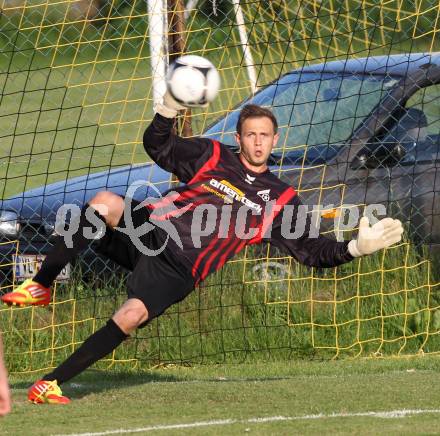 Fussball. 2. Klasse B. Koestenberg gegen Drautal. Hrbat Faruk  (Drautal). Koestenberg, 3.6.2012. 
Foto: Kuess
---
pressefotos, pressefotografie, kuess, qs, qspictures, sport, bild, bilder, bilddatenbank
