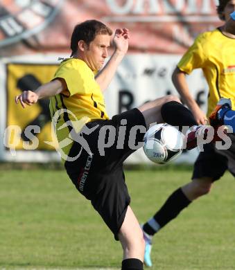 Fussball. 2. Klasse B. Koestenberg gegen Drautal. Frohnwieser Christoph (Drautal). Koestenberg, 3.6.2012. 
Foto: Kuess
---
pressefotos, pressefotografie, kuess, qs, qspictures, sport, bild, bilder, bilddatenbank