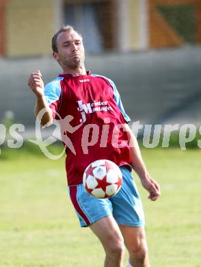 Fussball. 2. Klasse B. Koestenberg gegen Drautal. Ronacher Thomas Josef (Koestenberg). Koestenberg, 3.6.2012. 
Foto: Kuess
---
pressefotos, pressefotografie, kuess, qs, qspictures, sport, bild, bilder, bilddatenbank
