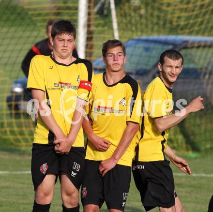 Fussball. 2. Klasse B. Koestenberg gegen Drautal. Mauer Pranjic Marko (K), Ortner Sandro, Kukic Semir (Drautal). Koestenberg, 3.6.2012. 
Foto: Kuess
---
pressefotos, pressefotografie, kuess, qs, qspictures, sport, bild, bilder, bilddatenbank