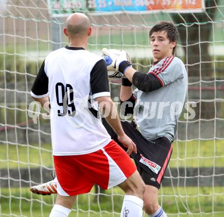 Fussball KFV Cup. SV Kraig gegen SV Spittal/Drau. Philipp Regenfelder, (Kraig), Senad Tiganj (Spittal). Kraig, am 28.5.2012.
Foto: Kuess
---
pressefotos, pressefotografie, kuess, qs, qspictures, sport, bild, bilder, bilddatenbank