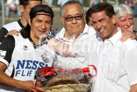 Fussball Kaerntner Liga. Spittal/Drau gegem Drautal. Carlos Chaile wird in Spittal verabschiedet.  Spittal 8.6.2012
Foto: Kuess

---
pressefotos, pressefotografie, kuess, qs, qspictures, sport, bild, bilder, bilddatenbank