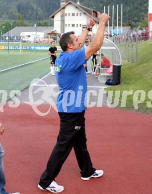 Fussball Kaerntner Liga. Spittal/Drau gegem Drautal. Trainer Suvad Rovcanin bedankt sich bei den Fans  (Drautal).  Spittal 8.6.2012
Foto: Kuess

---
pressefotos, pressefotografie, kuess, qs, qspictures, sport, bild, bilder, bilddatenbank