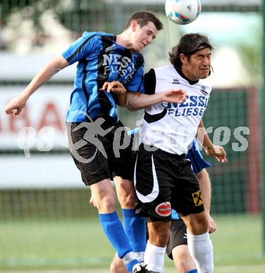 Fussball Kaerntner Liga. Spittal/Drau gegem Drautal. Carlos Chaile,  (Spittal),  Daniel Naschenweng (Drautal).  Spittal 8.6.2012
Foto: Kuess

---
pressefotos, pressefotografie, kuess, qs, qspictures, sport, bild, bilder, bilddatenbank
