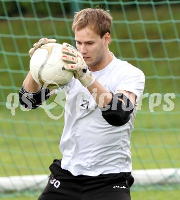 Fussball Bundesliga. Trainingsbeginn SK WAC/St. Andrae. Marco Knaller. St. Andrae, 12.6.2012.
Foto: Kuess
---
pressefotos, pressefotografie, kuess, qs, qspictures, sport, bild, bilder, bilddatenbank